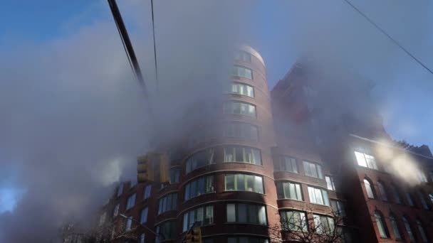 街道上冒出的水汽挡住了曼哈顿的红绿灯和公寓楼 — 图库视频影像