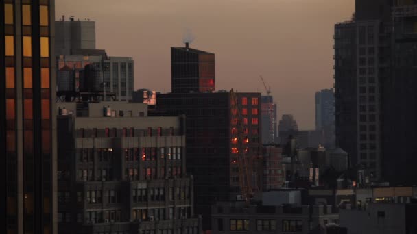Luz Laranja Pôr Sol Refletindo Nas Janelas Edifício Manhattan New — Vídeo de Stock