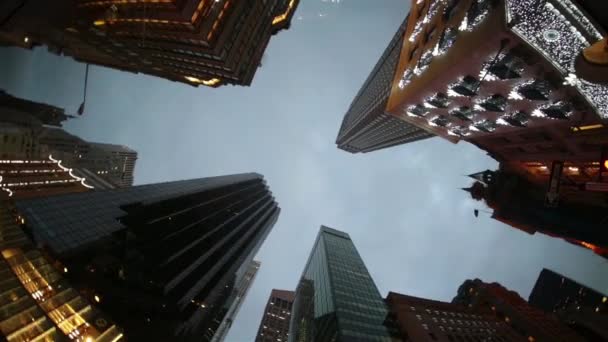 Nyc Midtown Manhattan 5Th Avenue Patrząc Górę Drapacze Chmur Zimowe — Wideo stockowe