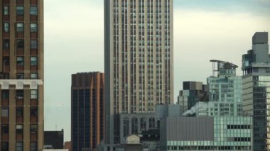 Empire State Kulesi 'nin arkasından uçan bir uçak. Manhattan New York.