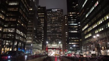 Manhattan NYC 'deki Met Life binasında gece trafiği