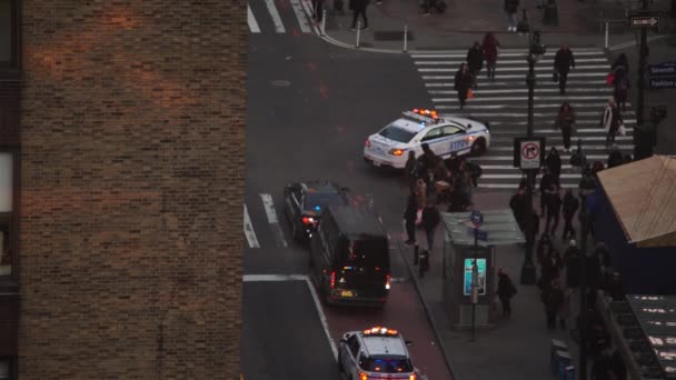 Escolta Policía Manhattan Nyc Conduciendo Por Intersección Invierno — Vídeo de stock
