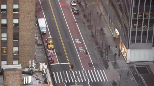 Krankenwagen Bei Winterlichen Straßenverhältnissen Manhattan — Stockvideo