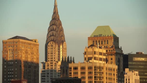 クライスラーの建物とマンハッタンの塔の前で上昇する熱蜃気楼ニューヨーク黄金の時間 — ストック動画