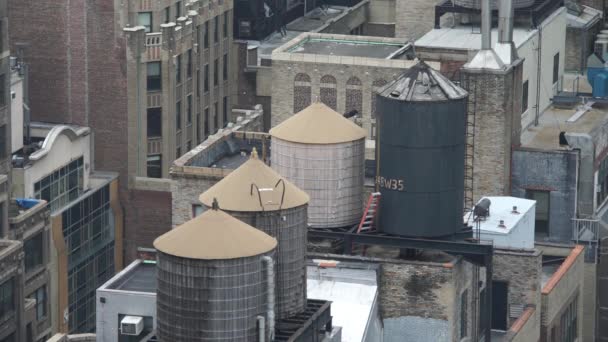 Die Historischen Hölzernen Wassertanks Auf Dem Dach Von Nyc — Stockvideo