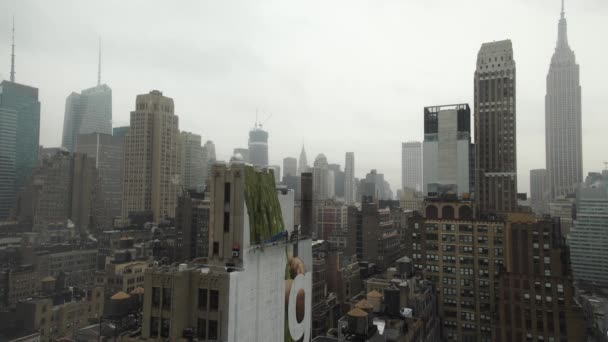 Overcast Kall Vinterdag Snö Duschar Midtown Manhattan — Stockvideo