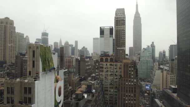Sněhové Přeháňky Při Pohledu Okna Uprostřed Města Manhattan Empire State — Stock video