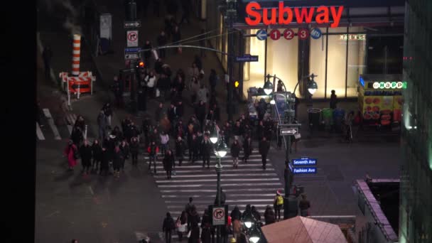 繁忙的曼哈顿交叉口交通和行人穿过纽约街 — 图库视频影像