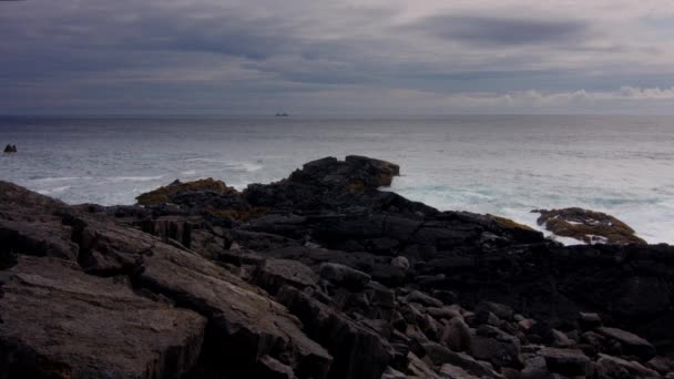 Arrastão Pesca Perto Costa Rochosa Sob Nuvens Escuras Tempestade Islândia — Vídeo de Stock