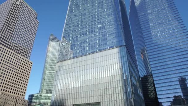 曼哈顿自由塔缓缓倾斜向上拍摄蓝天冬季 — 图库视频影像