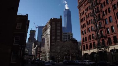 Manhattan NYC sokak sahnesi Özgürlük Kulesi altında mavi gökyüzü sabahı