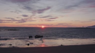Güneş batımı okyanus suyuna yansıyor, Grotta İzlanda. Yüksek kalite 4k görüntü