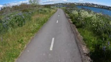 Reykjavik bisiklet yolunda bisiklet sürmek güneşli bir yaz günü,