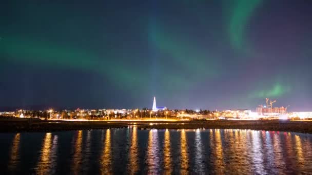 Aurora Borealis Över Centrala Reykjavik Trafik Vatten Reflektion Island — Stockvideo