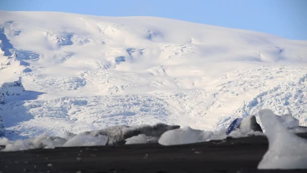 Vatnajokull Παγετώνας Διαφαίνεται Πάνω Από Την Παραλία Διαμάντι Jokulsarlon Ισλανδία — Αρχείο Βίντεο