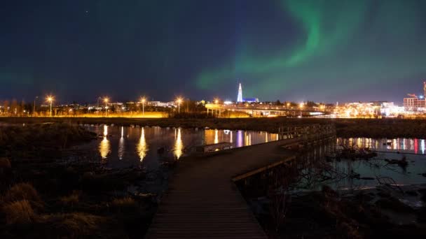 Aurora Borealis Sobre Pasarela Tráfico Del Estanque Reykjavik Islandia — Vídeos de Stock