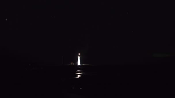 新月在格罗塔灯塔上方 漆黑的星夜 雷克雅未克冰岛 — 图库视频影像