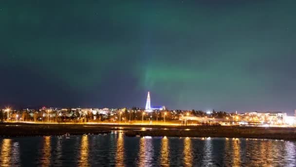 Aurora Borealis Över Centrala Reykjavik Kyrka Och Ankdamm — Stockvideo