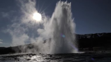 Gayzer patlaması yavaş çekim güneşi parlıyor, Geysir İzlanda