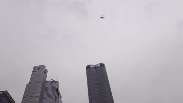 Jetliner Flyr Moderne Kontortårn Manhattan Nyc Overskyet Dag – stockvideo
