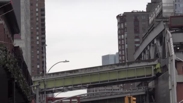 Grande Rebanho Pombos Voando Sobre Manhattan Nyc Bairro Ponte — Vídeo de Stock