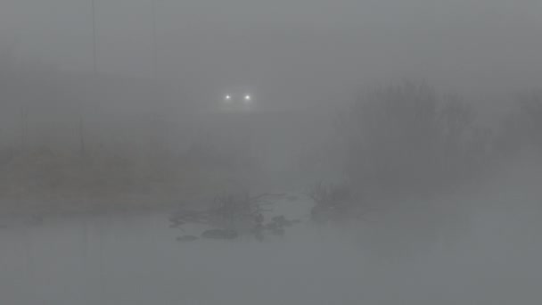在冰岛雷克雅未克 汽车在水边的浓雾中行驶 高质量的4K镜头 — 图库视频影像
