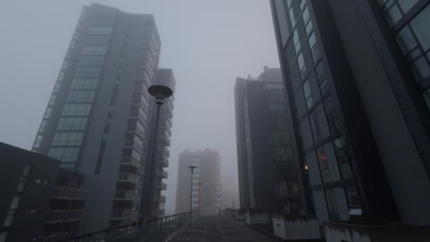 Uma Rua Escura Misteriosa Cidade Com Arranha Céus Imponentes Desaparecendo — Vídeo de Stock