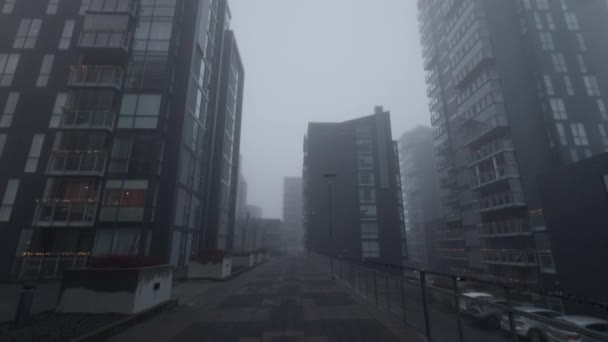 现代公寓楼消失在浓雾中 雷克雅未克冰岛 Pov 高质量的4K镜头 — 图库视频影像