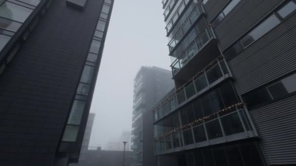 现代公寓楼消失在浓雾中 雷克雅未克冰岛 Pov 高质量的4K镜头 — 图库视频影像