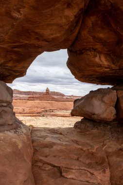 Şaman Kayası Canyonlands Ulusal Parkı 'ndaki Peekaboo Patikası boyunca bir kaya geçidinde çerçevelendi.