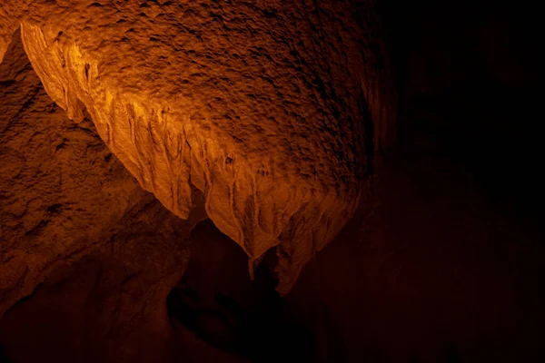 猛犸象洞穴国家公园中的轻柔光芒消失在整个地层中 — 图库照片