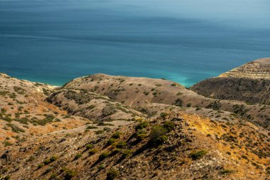 Teal Water, Kanal Adaları Ulusal Parkı 'ndaki Santa Cruz Adası' ndaki Rolling Hills 'in altındaki plajı aydınlatıyor