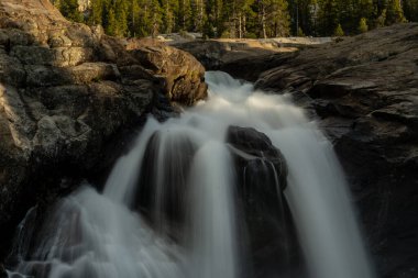 Yosemite 'nin Tuolumne Nehri' ndeki Kayalık Kayalıklardan Aşağı Şelaleler