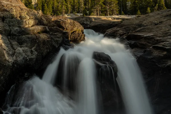 Vatten Kaskader Ner Rocky Cliff Tuolumne Floden Yosemite — Stockfoto