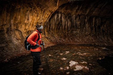 Turuncu Ceketli Kadın Derede Duruyor Zion 'da Metroda Akıyor