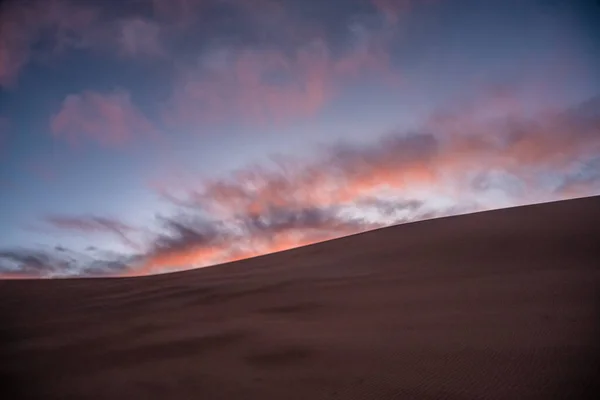Wisps Nuvens Brilham Rosa Sobre Suave Duna Areia Great Sand — Fotografia de Stock