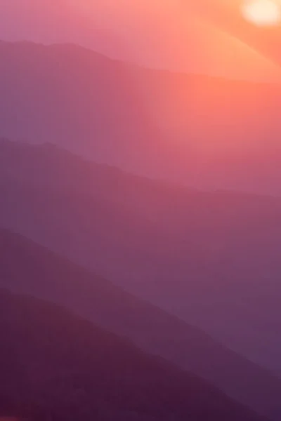 Büyük Dumanlı Dağlar Ulusal Parkı Nın Üzerinde Parlak Işık Yükseliyor — Stok fotoğraf