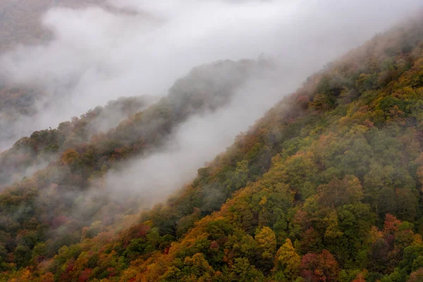 Chmury Przechodzą Między Grzbietami Blue Ridge Mounains Jesienią — Zdjęcie stockowe