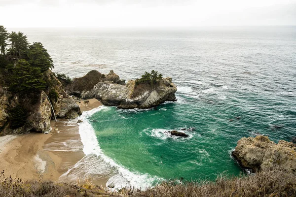 加利福尼亚南部海岸一带的Mcway湾和瀑布 — 图库照片