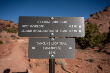 Syncline Loop Intersection With Upheaval Dome Trail in Canyonlands National Park clipart