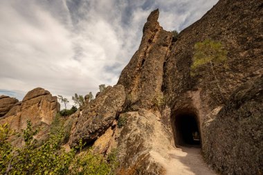 Pinnacles Ulusal Parkı 'ndaki Tünelin Üzerindeki Uzun Rocky Tepesi
