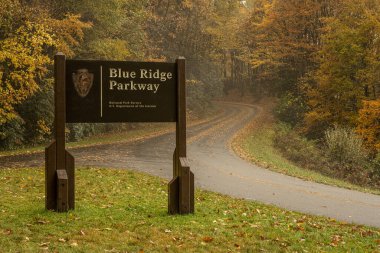 Great Smoky Dağları Ulusal Parkı, ABD: 30 Ekim 2021: Blue Ridge Parkway Tabelasına zarar verildi Yağmurlu bir günde Büyük Smoky Dağları Ulusal Parkı 'nda başladığı yere yakın