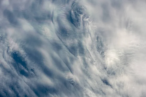 Nubes Blancas Wispy Con Cielo Azul Oscuro Sobre Parque Nacional —  Fotos de Stock