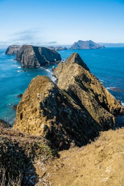 Manş Adaları Ulusal Parkı 'ndaki Pasifik Okyanusu' ndan Anacapa Adası Zinciri Yükseliyor