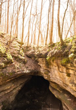Parlak Güneş Mamut Mağarasına Tarihsel Girişin Üzerinde Doğuyor