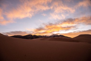 Bulutlar Portakalı Aydınlatıyor Güneş Işığı Büyük Kum Tepeleri Ulusal Parkı Üzerinde