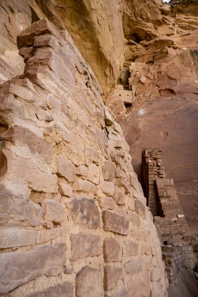 Titta Upp Mot Övre Canyon Wall Från Staplade Sten Nedanför — Stockfoto