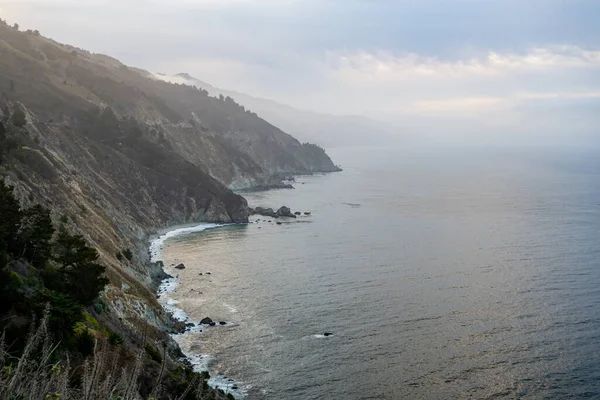 大苏尔加利福尼亚海岸陡峭的悬崖 — 图库照片