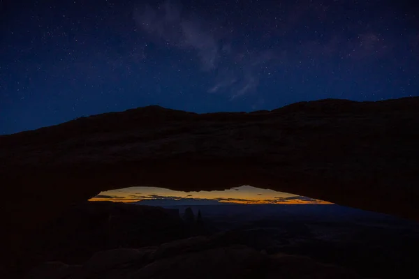 位于峡谷国家公园的星空笼罩在日出前的梅萨拱门之上 — 图库照片