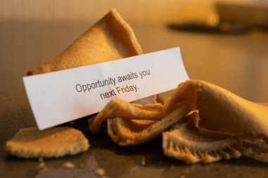 Kırık Talih Kurabiyesi Cam masada açık duruyor